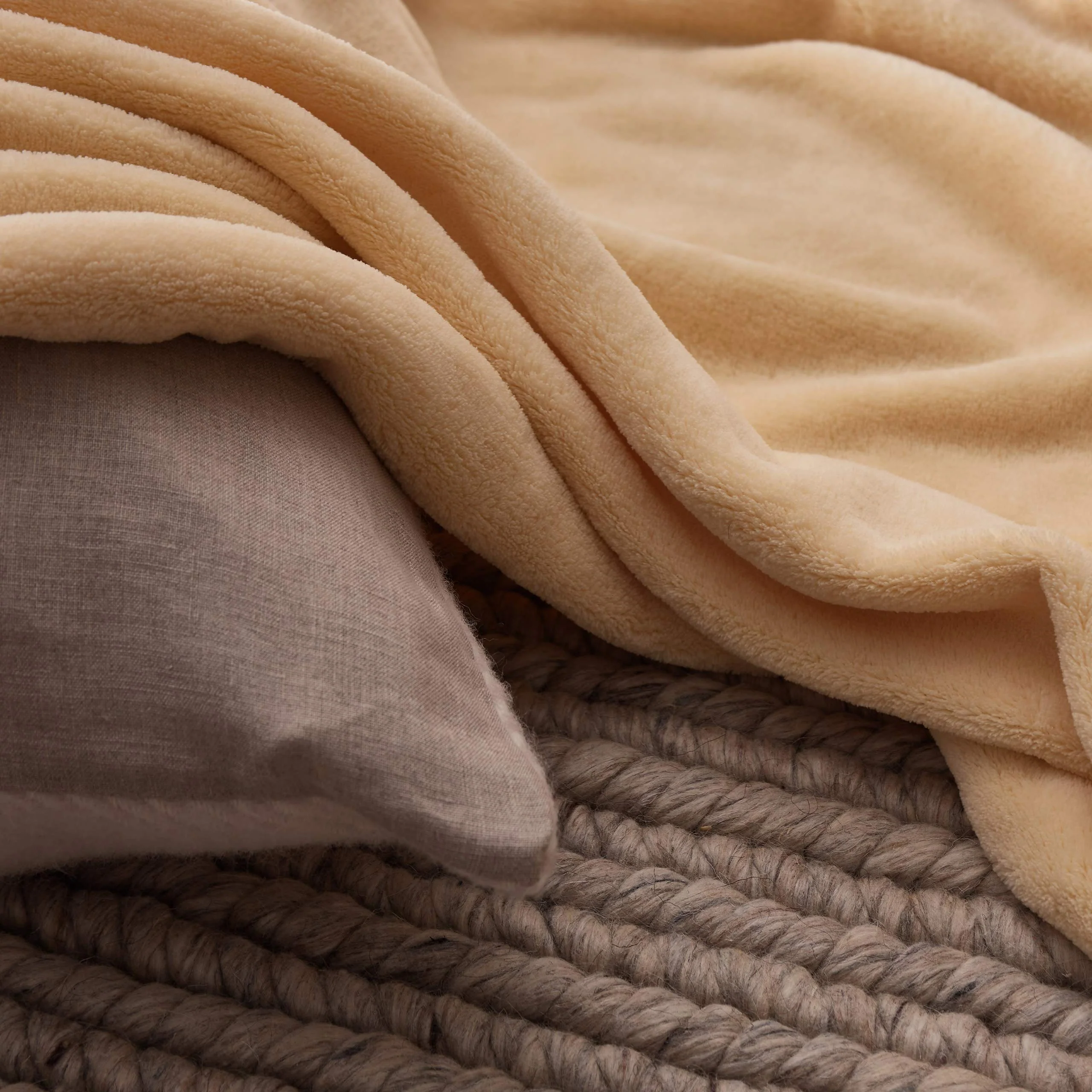 Kuscheldecke mit Ärmeln + Fußtasche - 150 x 180 + 35 cm - Beige - Image 4